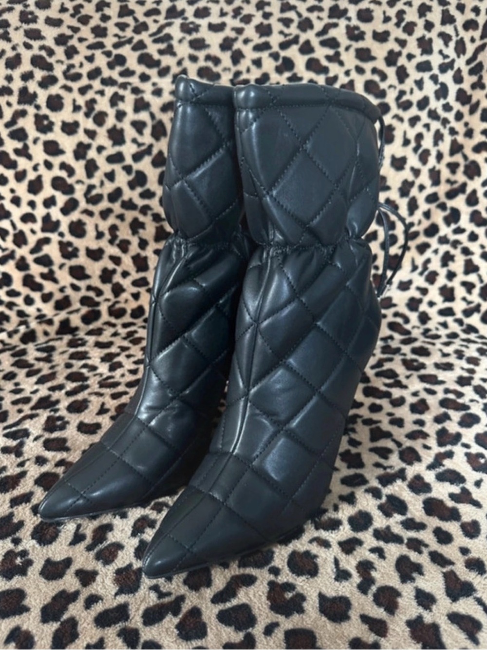 Gorgeous Quilted Pointed-Toe Ankle Boots - Black